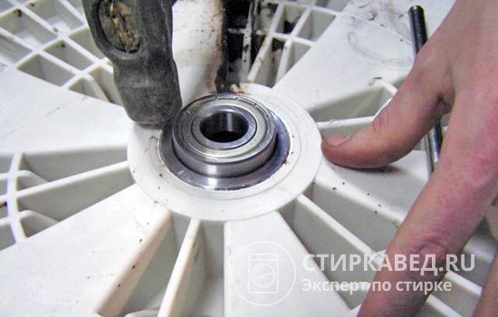 Замена подшипника в баке стиральной машины Ariston