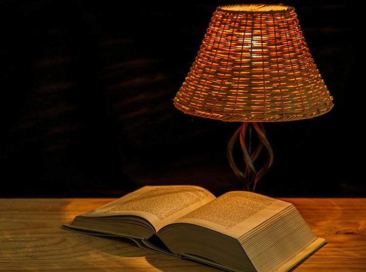 Теплый свет Книга, лампа, теплый свет