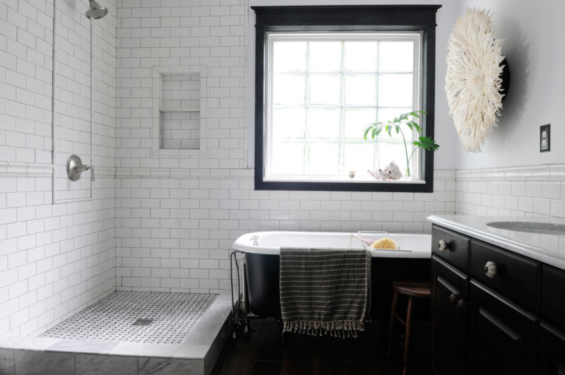black-and-white-bathroom-ideas-and-small-bathroom-combine-with-interesting-ways-for-design-and-to-make-comfy-your-bathroom-6