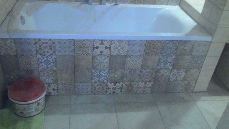 Ванная с экраном из плитки