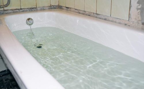 наливается вода до границы перелива